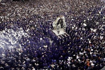 Crowds at El Senor de los Milagros