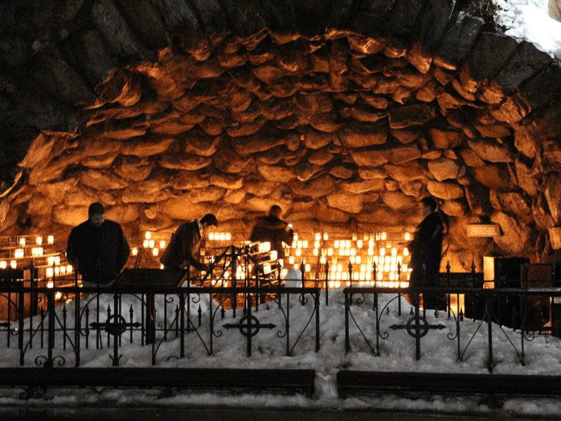 seminarians at Grotto of Our Lady of Lourdes at Notre Dame in the snow