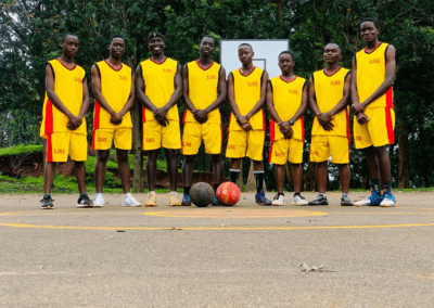 mens' basketball team posing