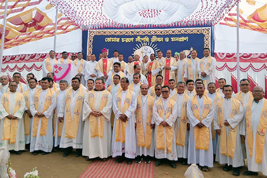 Group picture of all religious attendess at the Bangladesh Ordination