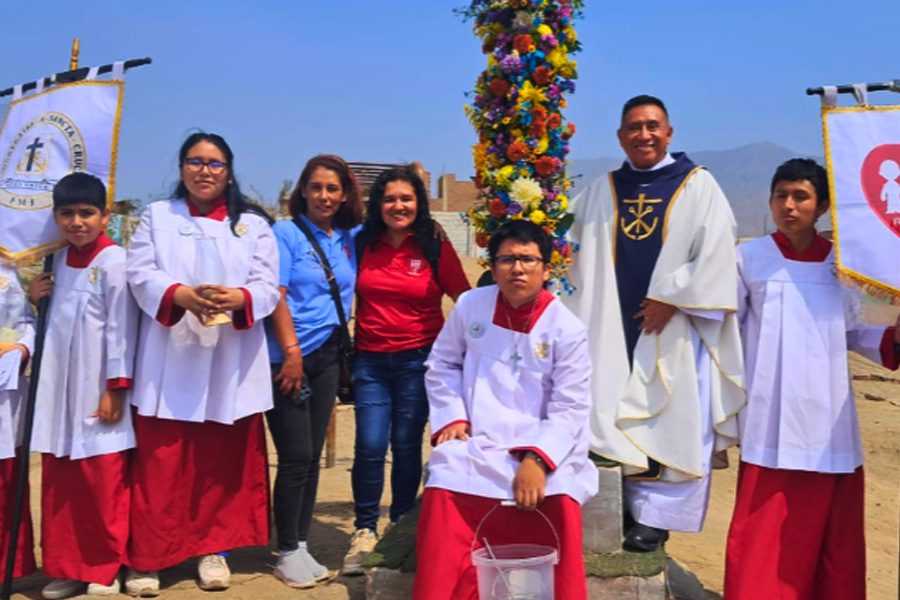 Fiesta de las Cruces Celebration Inspires the Colegio Fe y Alegría no. 25 Community